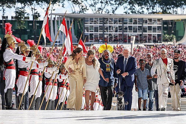 Subida da rampa na posse presidencial. Foto: Ricardo Stuckert/PR. Fonte: Wikimedia Commons.